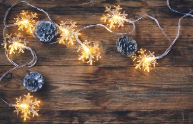 Noel, yeni yıl tebrik kartı, çam kozalakları, çelenk ışık