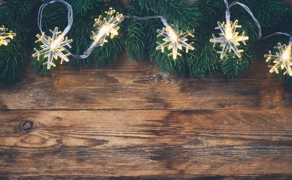 Navidad, tarjeta de felicitación de año nuevo, ramas de abeto, luz de guirnalda —  Fotos de Stock