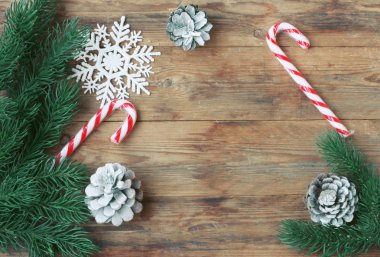 Noel kompozisyon, çam dalları, çam kozalakları, şekerler