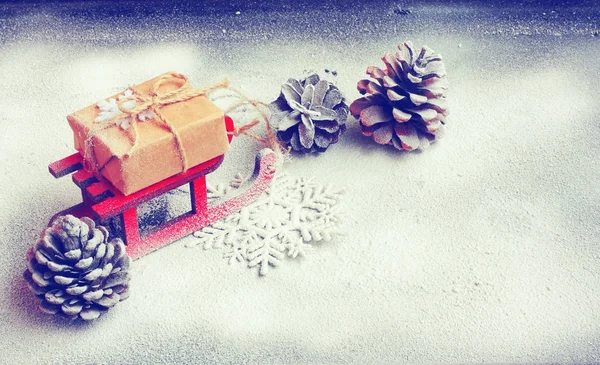 Vánoční přání s červenými saně, dárkové krabice, closeup — Stock fotografie