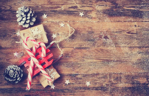 Χριστουγεννιάτικη σύνθεση, κόκκινο ξύλινο έλκηθρο, κουκουνάρια, παραδοσιακο — Φωτογραφία Αρχείου