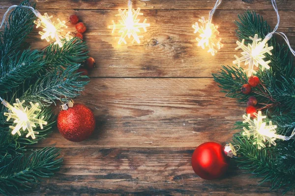 Tarjeta de felicitación de Navidad, ramas de abeto, guirnalda ligera, bayas —  Fotos de Stock