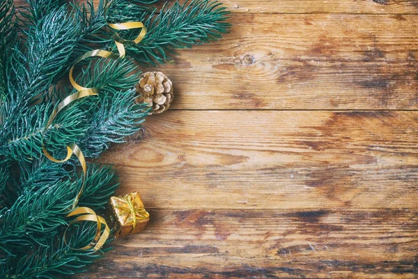 Natal ano novo fundo, ramos de abeto, caixa de presente, faixa de ouro — Fotografia de Stock