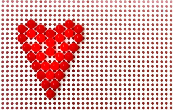 Červená mozaika srdce na bílém, valentinky den pozadí — Stock fotografie