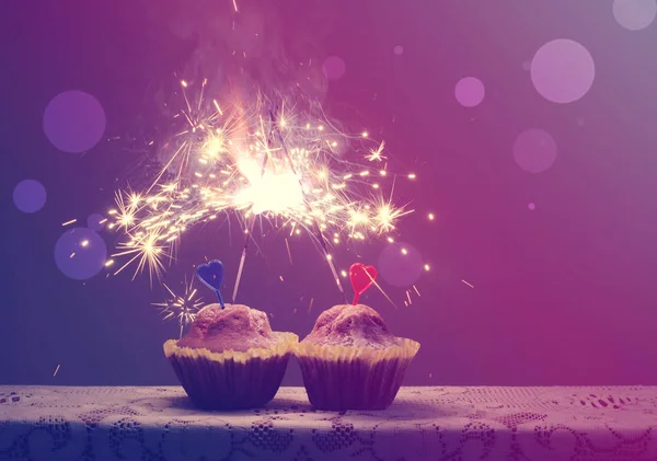 Dia dos Namorados, fundo escuro dois cupcakes com coração — Fotografia de Stock