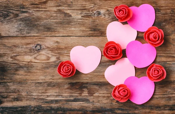 Composição do dia dos namorados, forma de coração adesivo, rosa vermelha — Fotografia de Stock