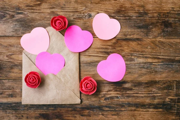 Aftelkalender voor Valentijnsdag samenstelling, envelop met hart vorm sticker — Stockfoto