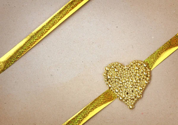 Valentin-nap háttér, arany szíve készült gyöngy, arany borda — Stock Fotó