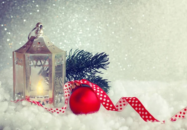 Kerstmis, Nieuwjaar achtergrond, oude lamp, vuren tak, rode bal — Stockfoto