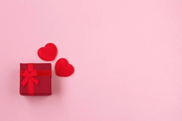 Den svatého Valentýna složení, červené dárkové krabičce s mašlí — Stock fotografie