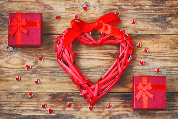 발렌타인의 날 구성, 두 개의 빨간 선물 상자, 고리 버들 세공 들 — 스톡 사진
