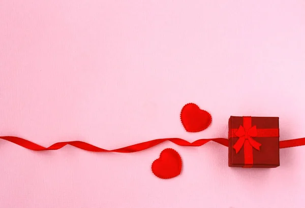 Composición día de San Valentín, fondo rosa, caja de regalo roja — Foto de Stock