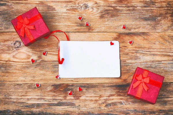 Composizione di San Valentino, due scatole regalo rosse, piccolo cuore — Foto Stock