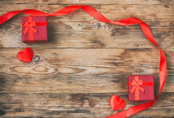 Composizione di San Valentino, due scatole regalo rosse, nastro di seta e h — Foto Stock