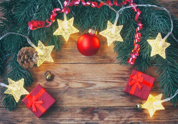 Noel, yeni yıl tebrik kartı, yıldız ışık garland, kırmızı hediye 