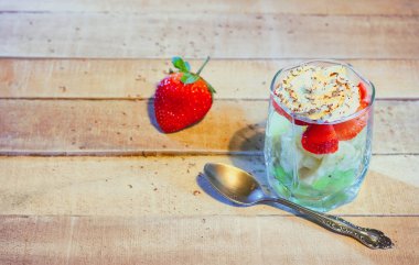 ahşap masa üzerinde cam meyve salatası