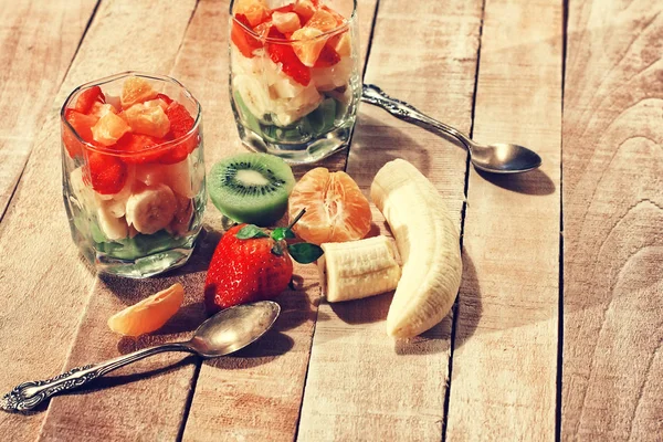 Zwei Gläser mit Obstsalat auf Holztisch — Stockfoto