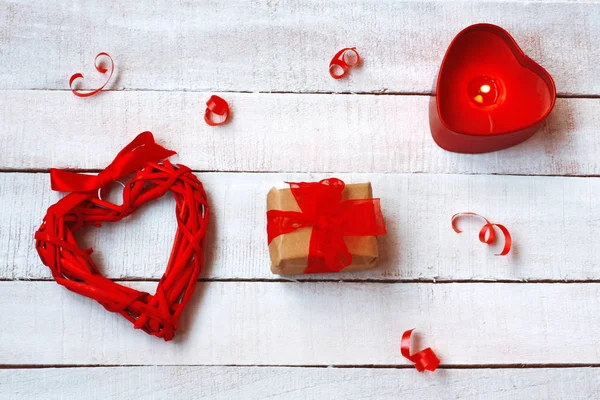 Latar belakang hari valentine, jantung wicker, lilin, kotak hadiah — Stok Foto