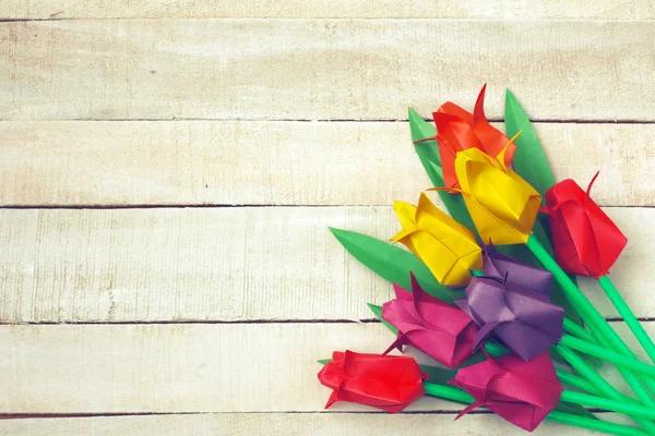 Pestrobarevné tulipány origami kytice na bílý dřevěný stůl — Stock fotografie