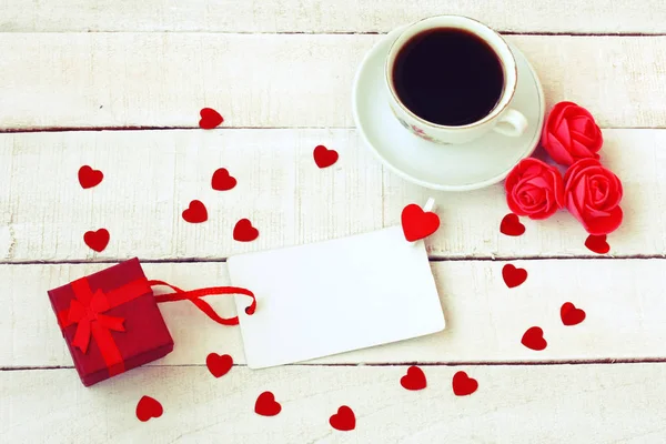Día de San Valentín composición, taza de café, caja de regalo, vintage sty —  Fotos de Stock