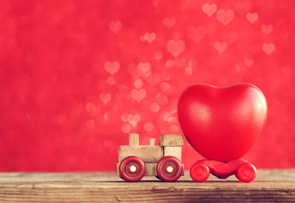 Kleine Spielzeug-Dampflokomotive trägt Herz, Valentinstag composi — Stockfoto