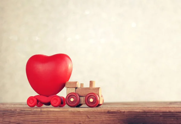 小木玩具机车携带心脏, 情人节贺卡 — 图库照片