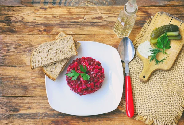 Rødbeder Salat Vinaigrette Hvid Plade Træbord Traditionelt Russisk Køkken Kogte - Stock-foto