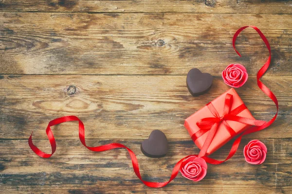 Tarjeta de felicitación del día de San Valentín, forma de corazón de chocolate con leche, regalo b —  Fotos de Stock