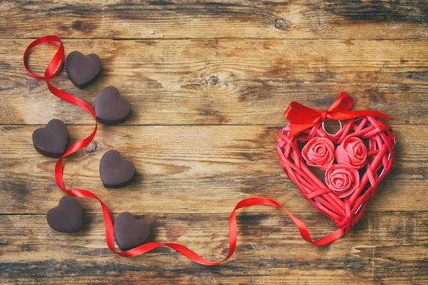 Valentine`s Day greeting card, milk chocolate hearts, wicker hea — Stock Photo, Image