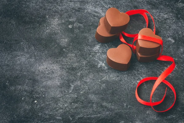 Dia dos Namorados cartão de saudação, leite chocolate forma do coração, vermelho s — Fotografia de Stock