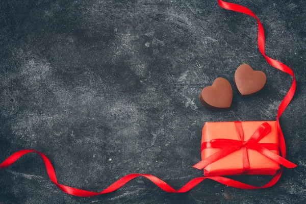 Tarjeta de felicitación del día de San Valentín, corazón de chocolate con leche, caja de regalo —  Fotos de Stock