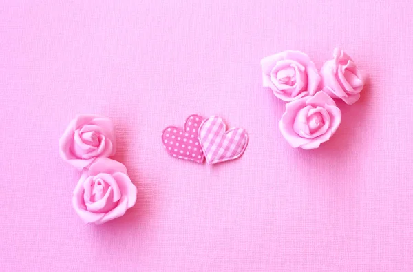 Mild rosa holiday bakgrund med två hjärtan, rosa blommor — Stockfoto