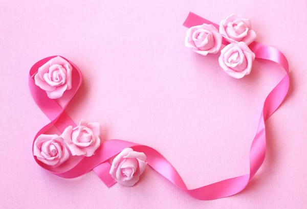 Мягкий весенний фон с розовой шелковой лентой, розовые цветы — стоковое фото