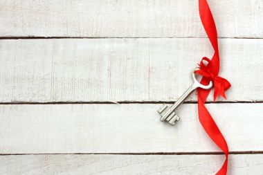 İpek kurdele kırmızı yay ile anahtar