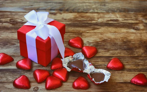 Valentinstag-Grußkarte, rote Geschenkschachtel und Schokoladenherz — Stockfoto