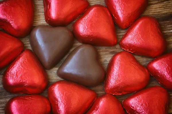 Dia dos Namorados fundo, chocolate coração vermelho — Fotografia de Stock