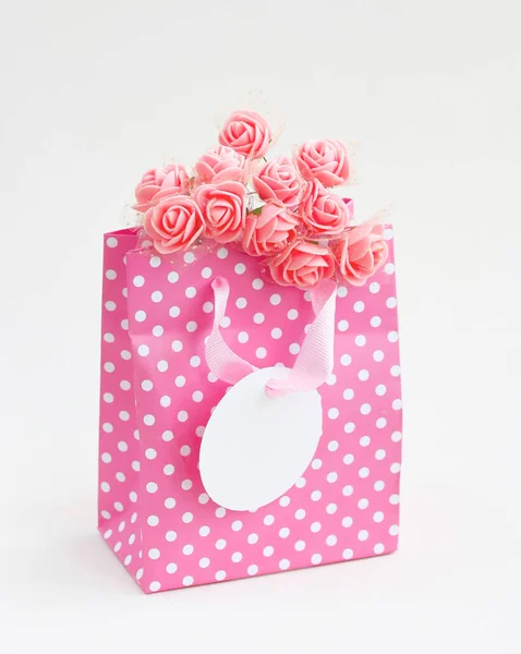 Розовый Бумажный Пакет Букетом Роз Праздничный Подарок Белый Фон — стоковое фото