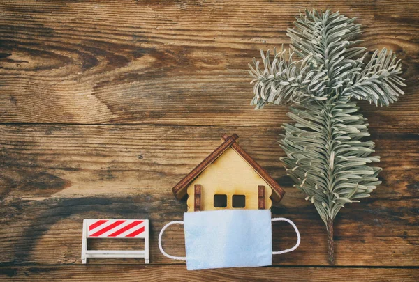 Pequeña Casa Juguete Máscara Médica Fondo Madera Quedarse Casa Concepto —  Fotos de Stock