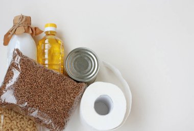 Karantina döneminde gerekli ürünler, tahıllar, süt, ayçiçeği yağı, konserve yiyecekler, makarna ve tuvalet kağıdı, gereksiz yardım, beyaz arka plan