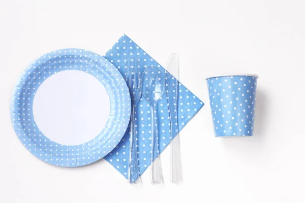 使い捨ての紙食器 プレート ガラス ナプキンとプラスチックスプーン フォークと白い背景にナイフ — ストック写真