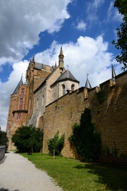 Almanya 'daki Burg-Hohenzollern Kalesi 'nin çevresindeki duvar