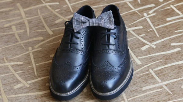 Pantofi de mireasă și cravată — Fotografie, imagine de stoc