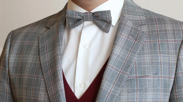 Mannen med skägg korrigera hans bowtie — Stockfoto