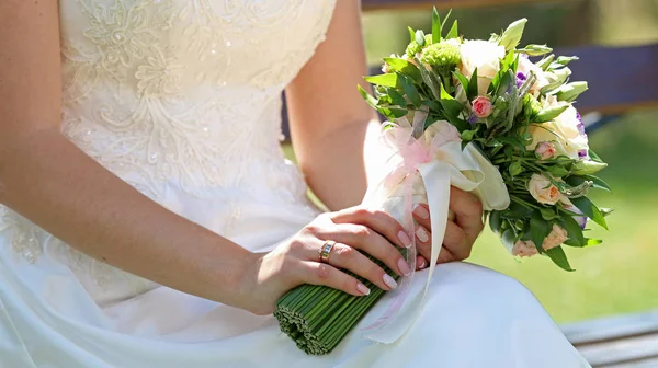 Gelinin ellerinde buket — Stok fotoğraf