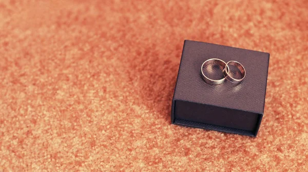 Luxury wedding rings in the box — Stock Photo, Image