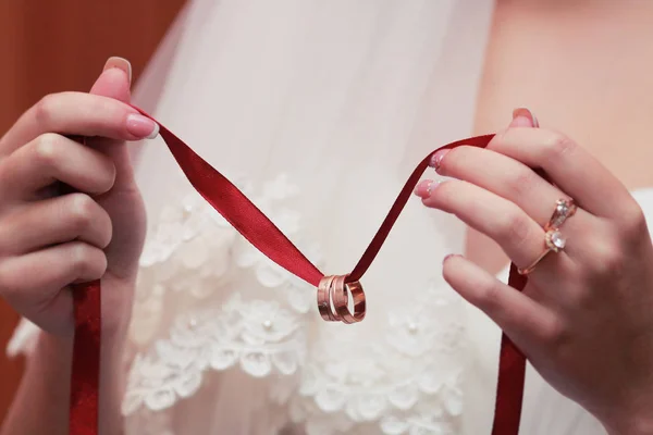 Anneaux de mariage dans les mains mariée — Photo