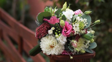 Ahşap zeminde düğün buketi