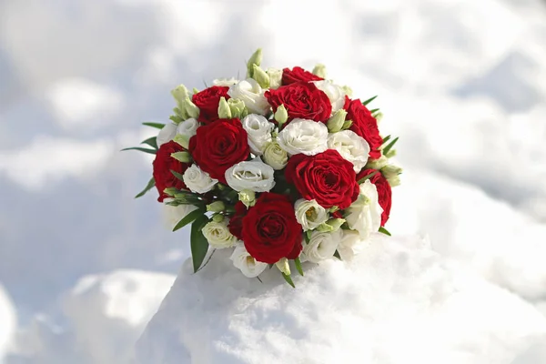 Bouquet on snow in winter — Stock Photo, Image