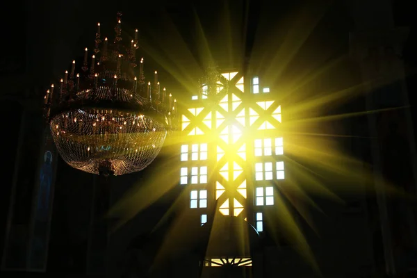 Güneş ışınları ile pencere 