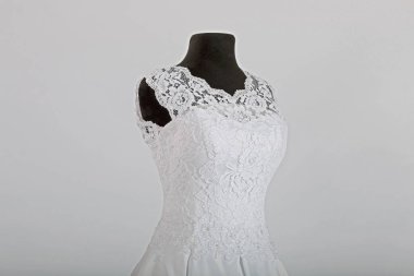 Bir mankenin üzerinde gelinlik.